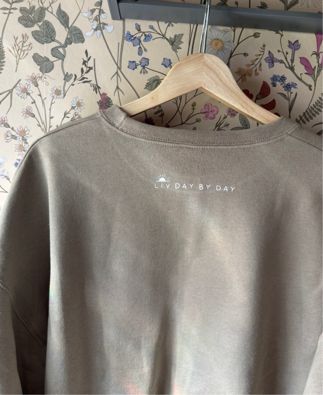 ALLOW YOURSELF TO SHINE WITHOUT THE DESIRE TO BE SEEN - embroidered crewneck